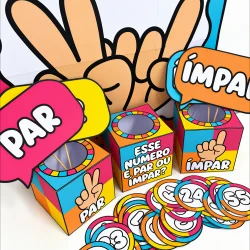Jogo educativo de par ou ímpar com caixas coloridas e fichas numeradas.