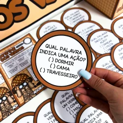 Jogo educativo com perguntas sobre ações e verbos em português.