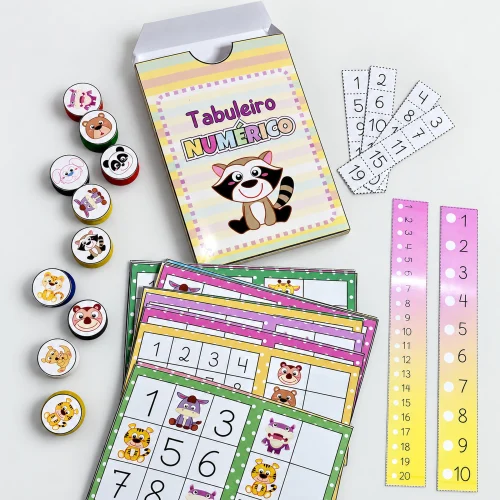 Material didático com tabuleiro numérico, fichas e números faltados para ensino de sequência.