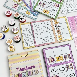 Jogo educativo com tabuleiros, dados e peças para aprender números e sequências.
