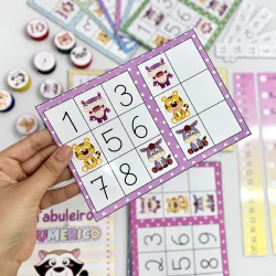 Tabuleiro de números com animais para ensino de sequência numérica.