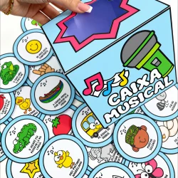 Caixa musical com fichas de cantigas educativas para crianças.