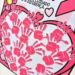 Cartaz Outubro Rosa com mãos de papel e mensagens de conscientização.