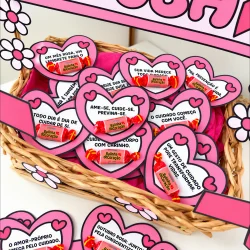 Mensagens de apoio e conscientização do Outubro Rosa em corações rosa.