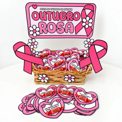 Cesta com laços rosa e mensagens de conscientização sobre o câncer de mama.