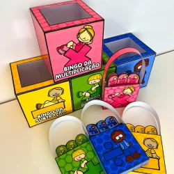 Caixas de jogos de bingo com temas de multiplicação, adição, subtração e divisão.