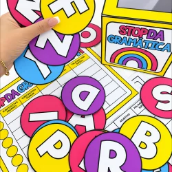 Jogo educativo de Stop da Gramática com letras coloridas e cartas.