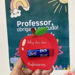 Lembrancinha de Dia dos Professores em formato de maçã com bala.