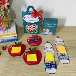 Lembrancinhas e presentes para o Dia dos Professores com tema escolar.