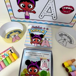 Material educativo com personagem e letra A para ensino infantil.