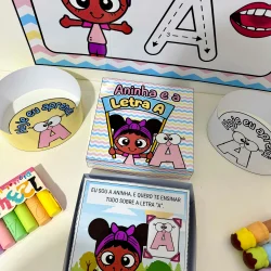 Material educativo para ensinar a letra A com personagem de desenho animado.