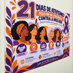 Painel de campanha contra a violência de gênero com mulheres de diferentes etnias.