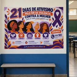 Painel de campanha contra a violência de gênero com ilustrações de mulheres.