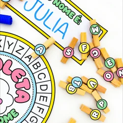 Roleta de letras e nome Julia em ambiente de aprendizagem.