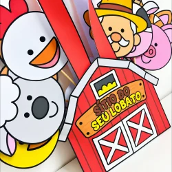 Sacola com personagens infantis e caixa de música do Sítio do Seu Lobato.